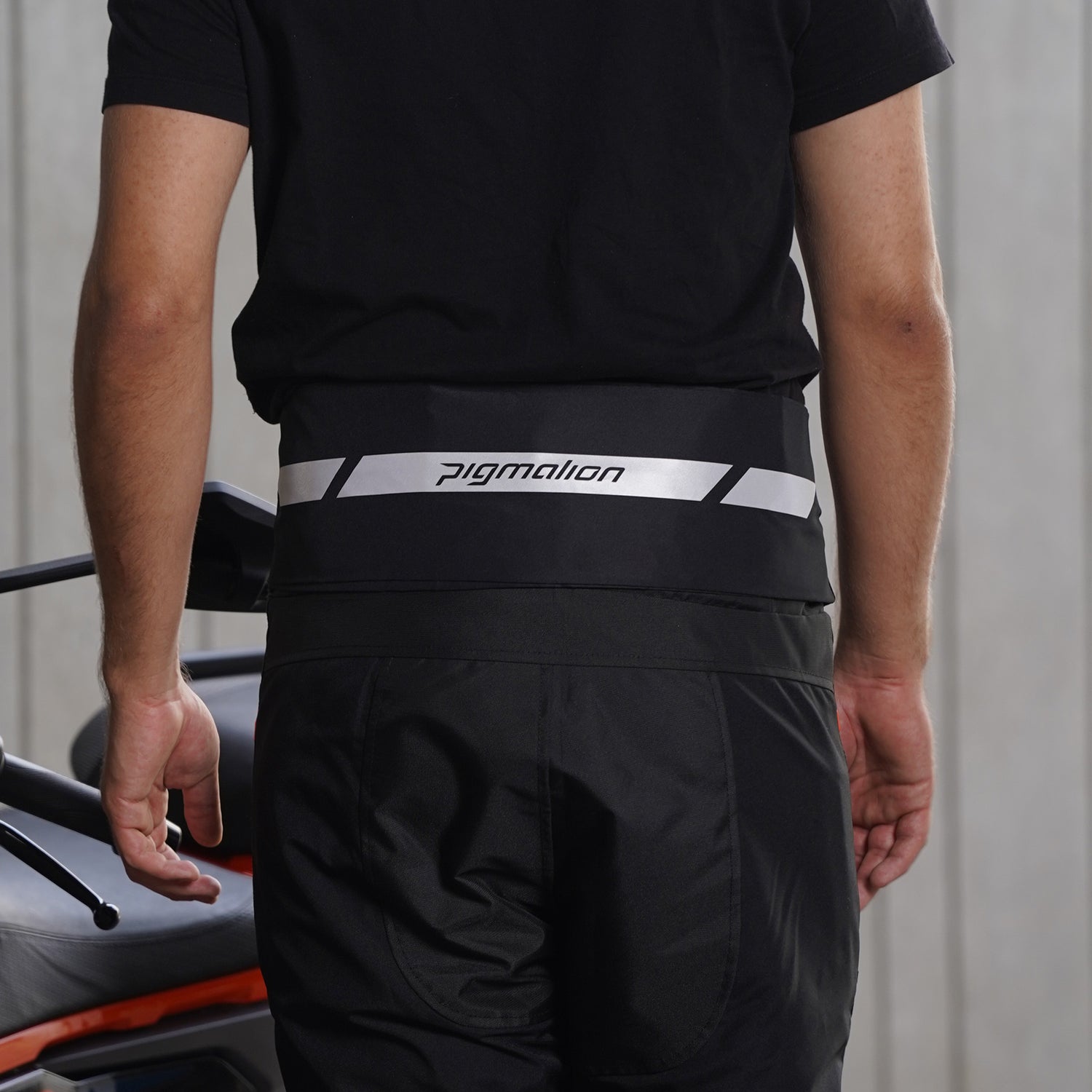 Cinturón portacasco reflectivo negro para moto Pigmalion Colombia