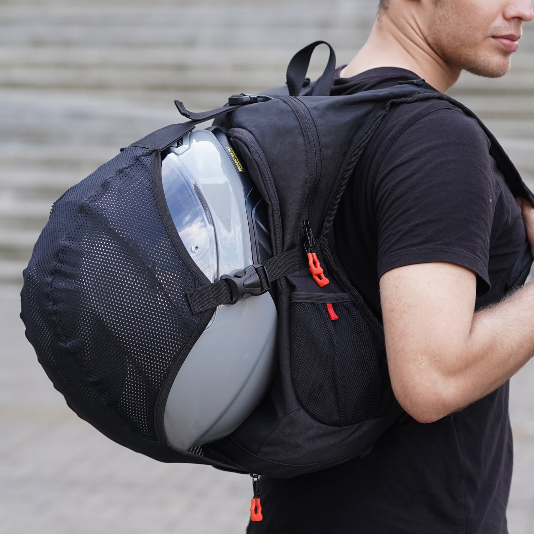 Motomorral Essential 25L portacasco para moto Pigmalion Colombia