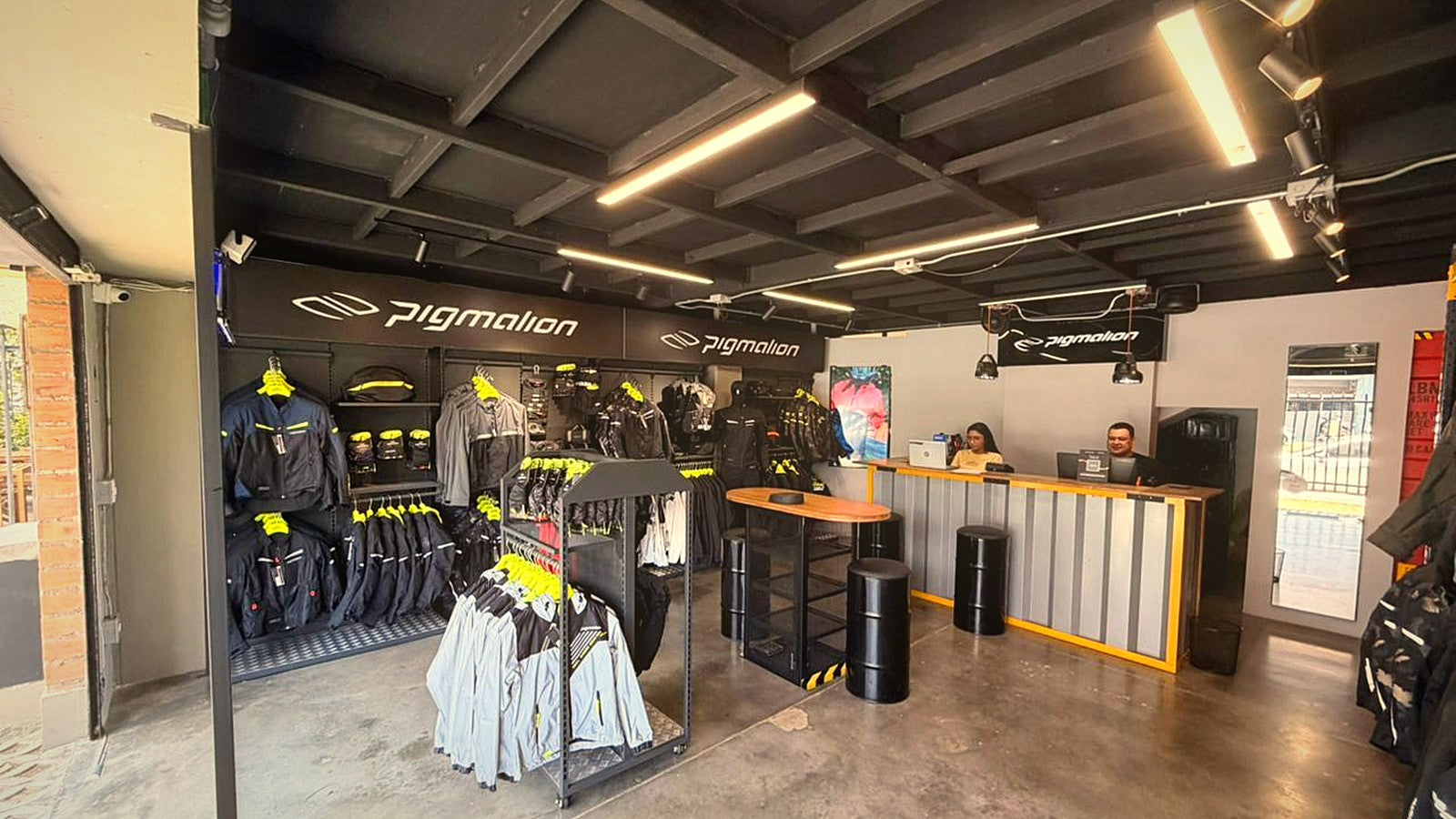 Interior de la tienda física Pigmalion Motolab en Medellín con chaquetas y accesorios de moto