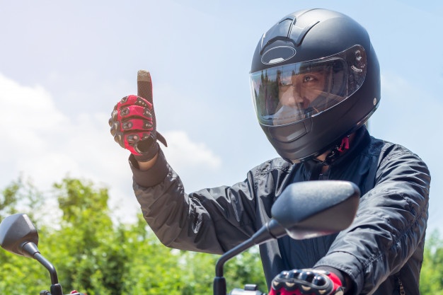 De qué material deben ser los cascos para moto?